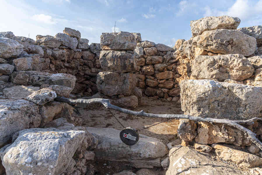 Mallorca - Llucmajor 42 - poblado prehistórico de Capocorb Vell.jpg